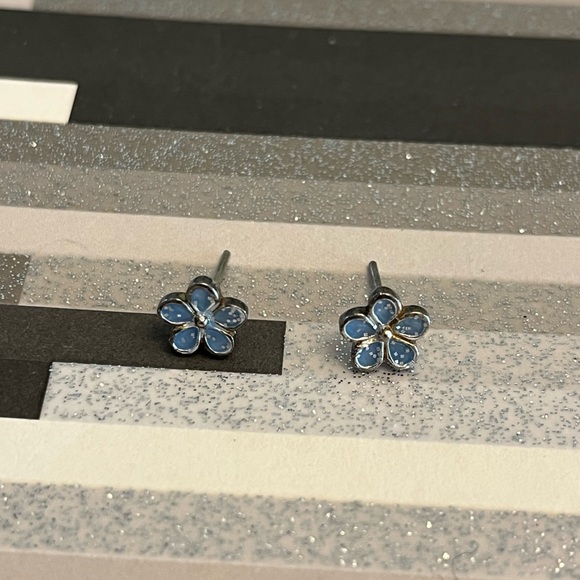 Y2K flower earrings 🖤 - Picture 3 of 6